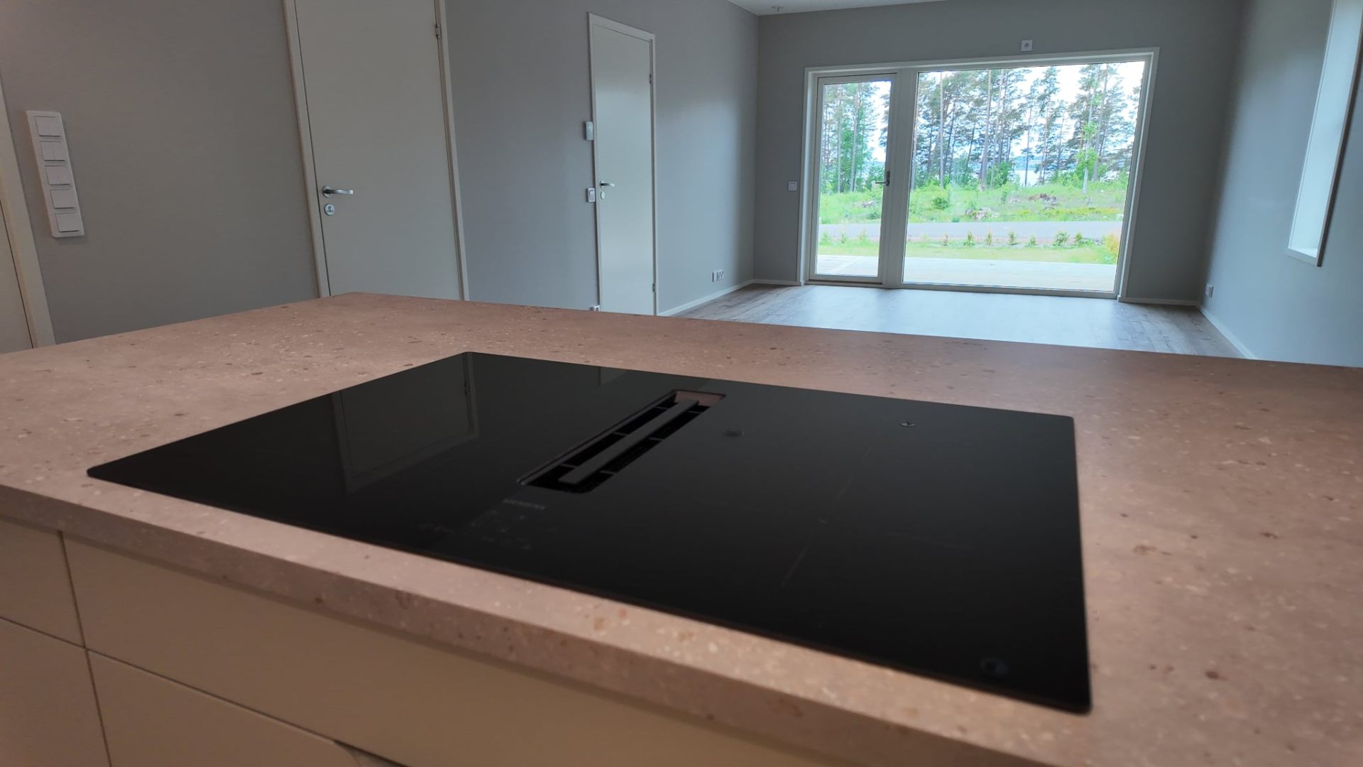 Induktionshäll med integrerad fläkt på köksö i Kalmarstrand